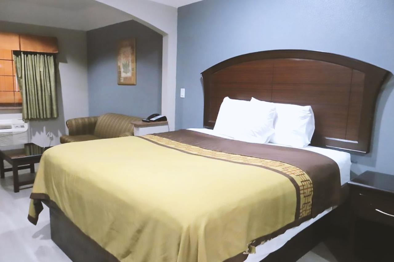 Blue Way Inn & Suites By Jasper Houston Bagian luar foto