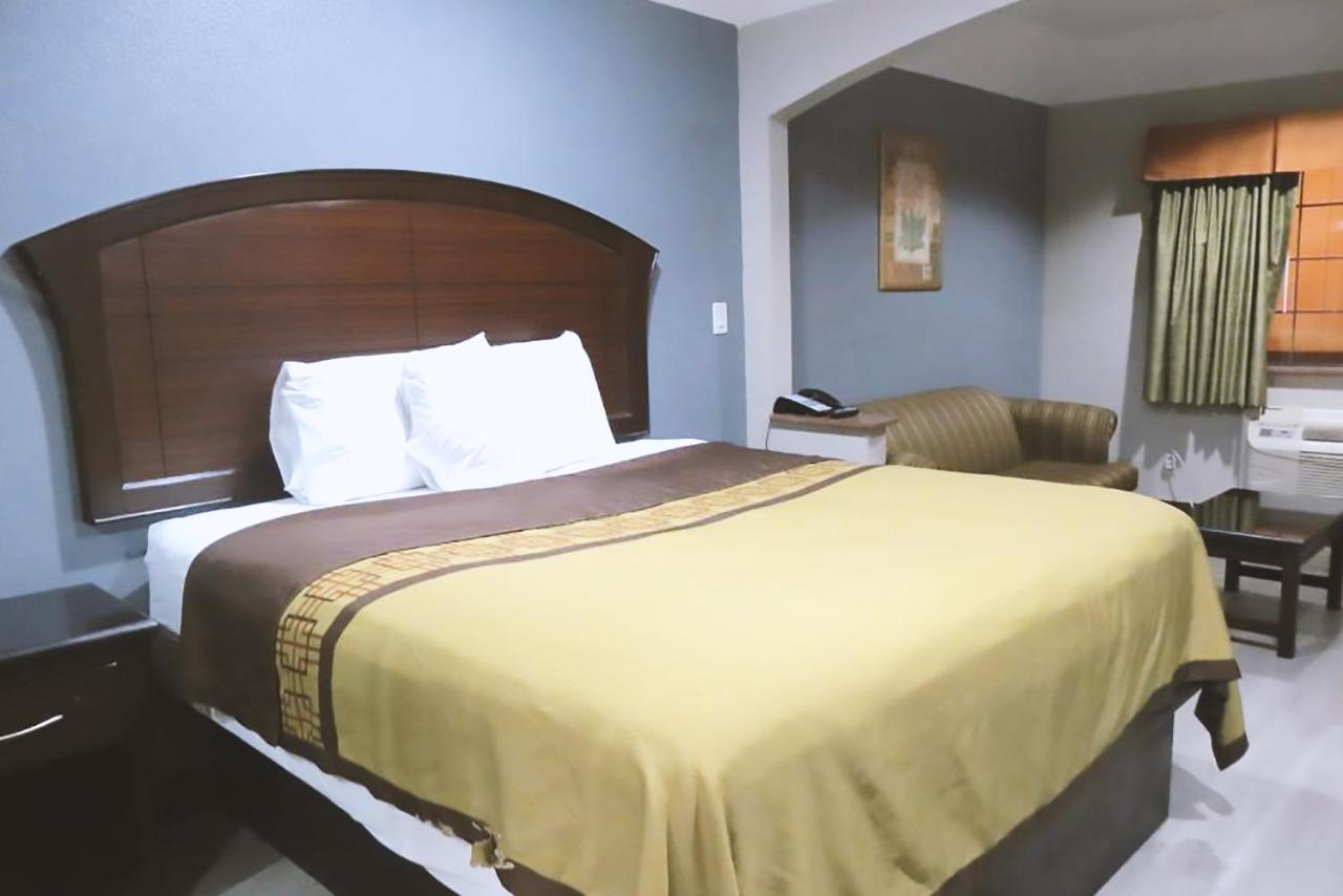 Blue Way Inn & Suites By Jasper Houston Bagian luar foto