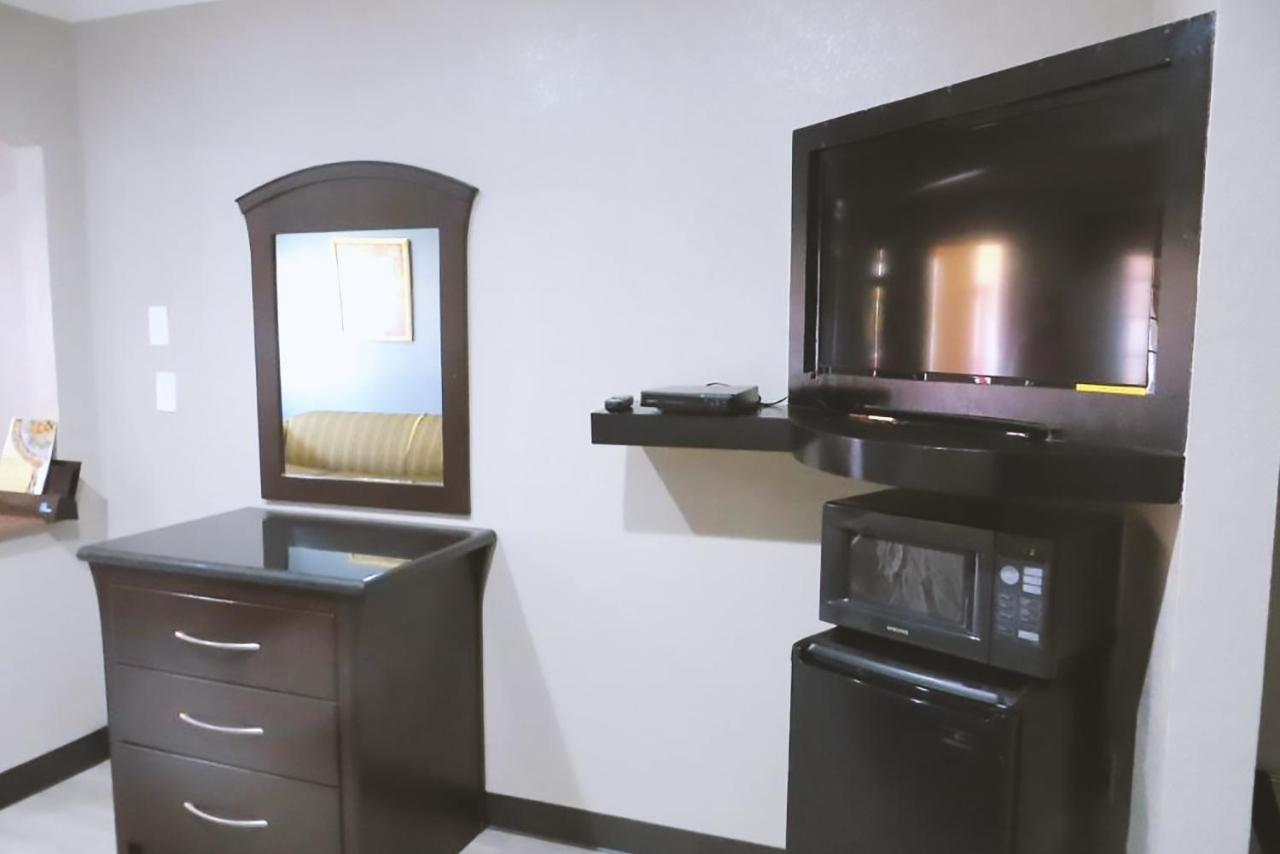 Blue Way Inn & Suites By Jasper Houston Bagian luar foto