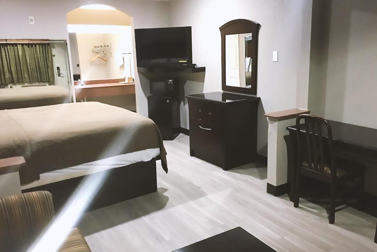 Blue Way Inn & Suites By Jasper Houston Bagian luar foto